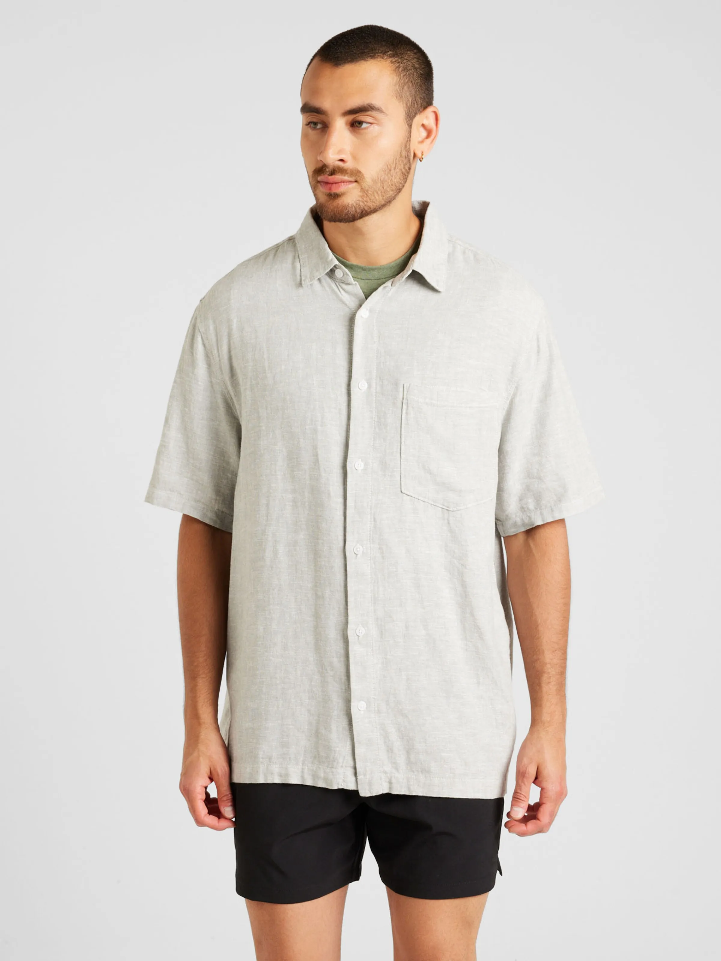 Ajuste confortable Camisa WEEKDAY en Gris