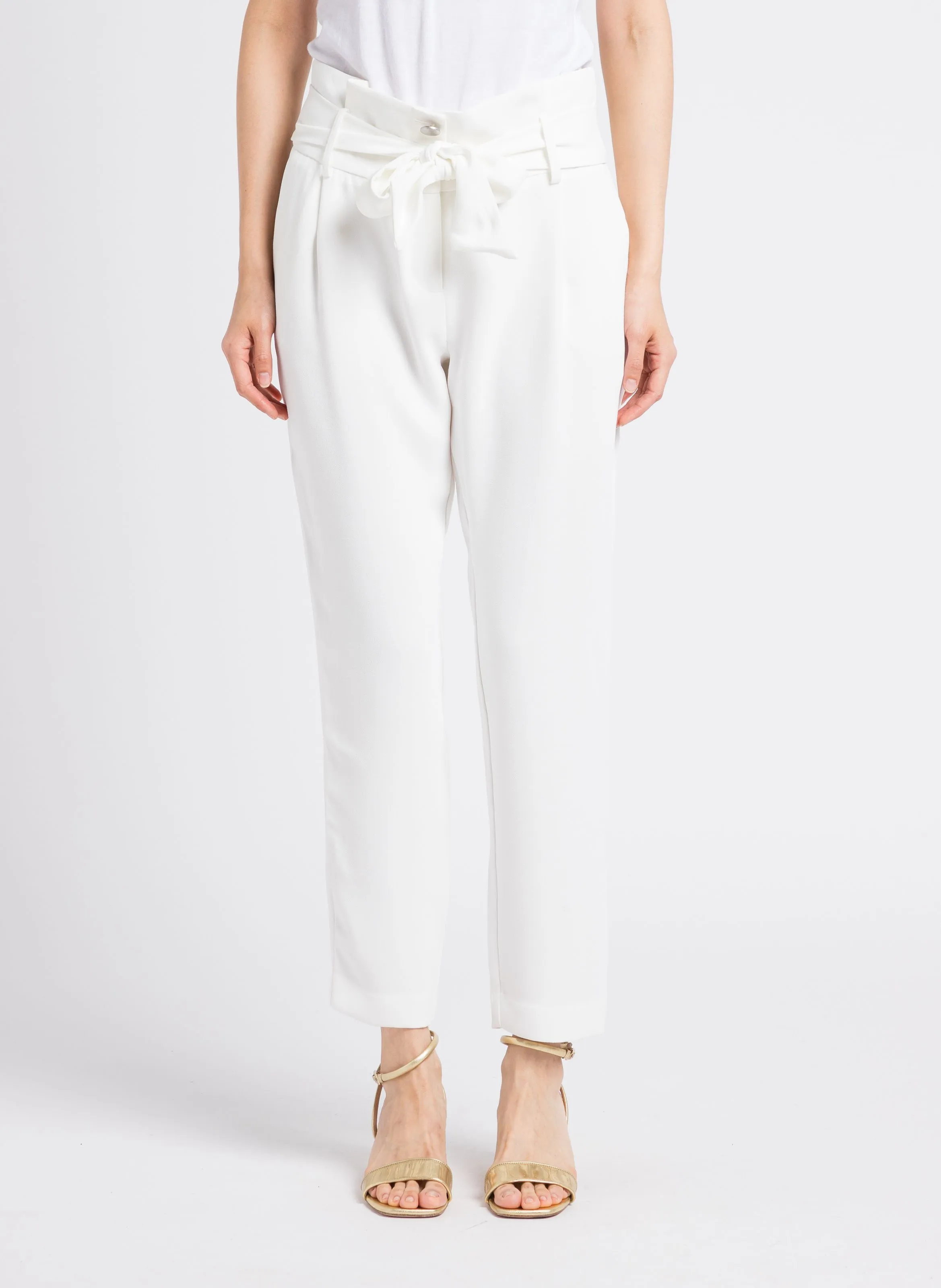 Pantalón tapered en blanco