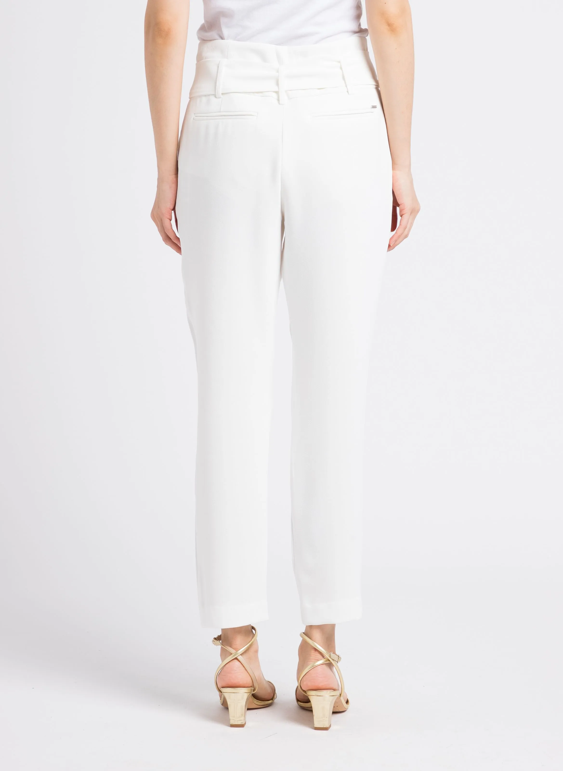 Pantalón tapered en blanco