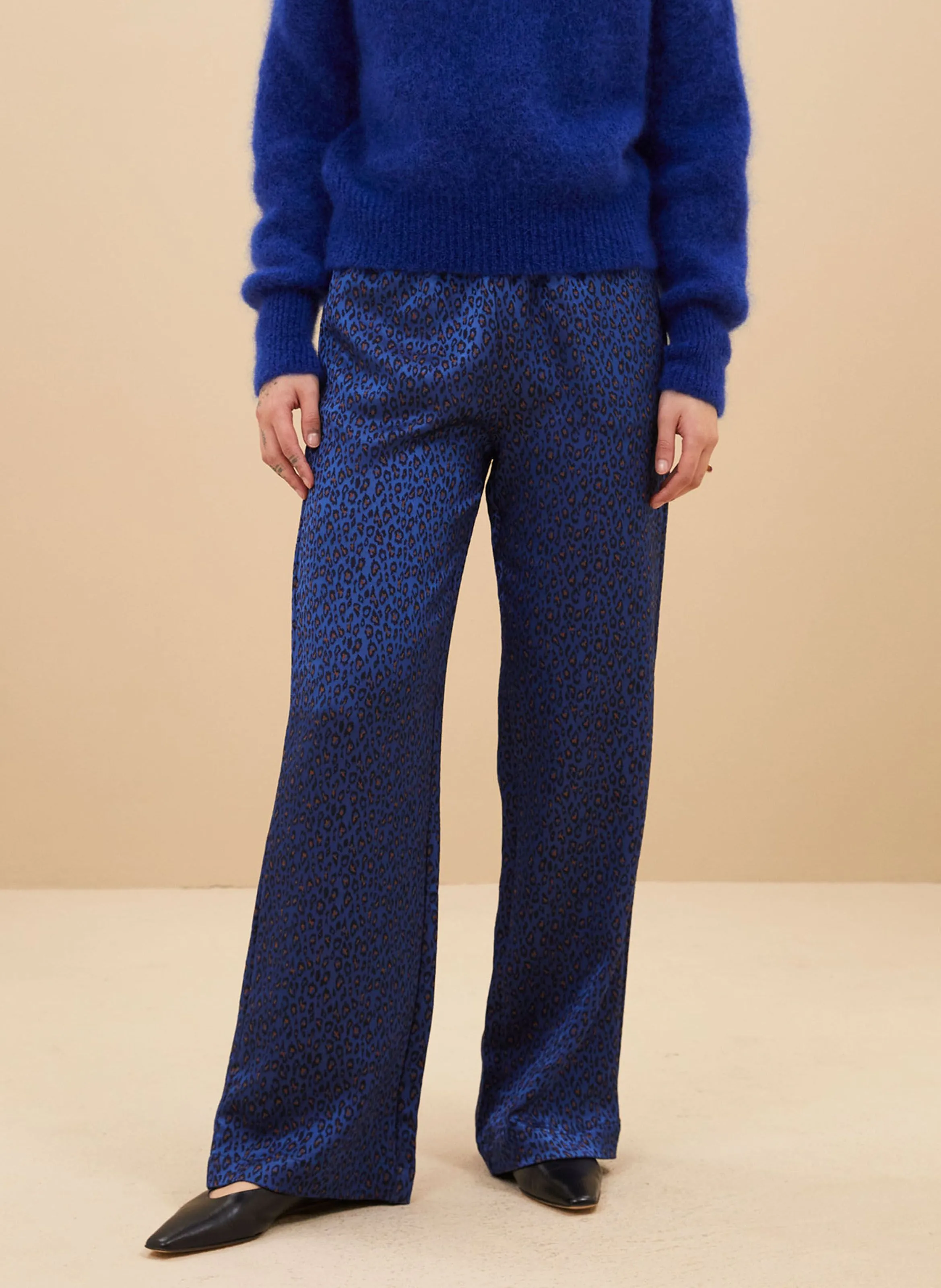 ROBYN - Pantalón recto con estampado de leopardo en azul