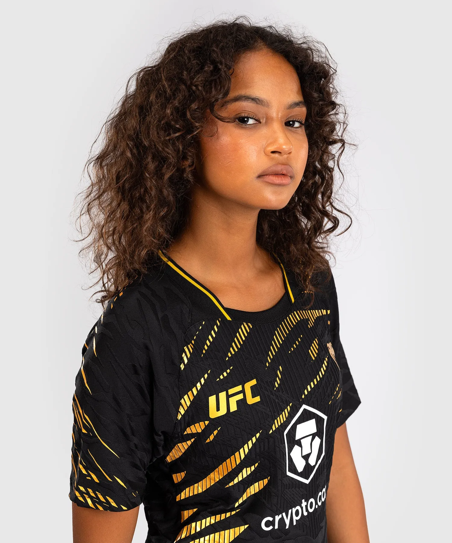 UFC Fusion by Venum Authentic Fight Night Camiseta de Salida para Mujer - Champion