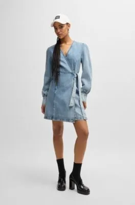 Vestido cruzado azul océano en denim rígido