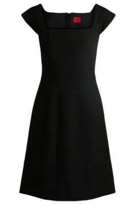 Vestido de tejido elástico con cuello rectangular