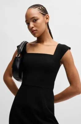 Vestido de tejido elástico con cuello rectangular