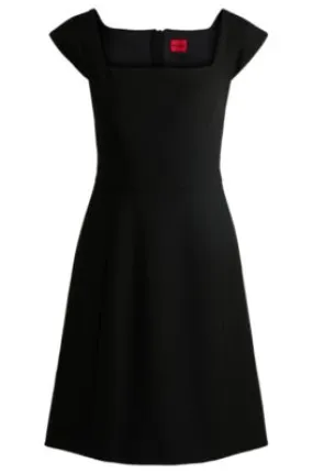 Vestido de tejido elástico con cuello rectangular